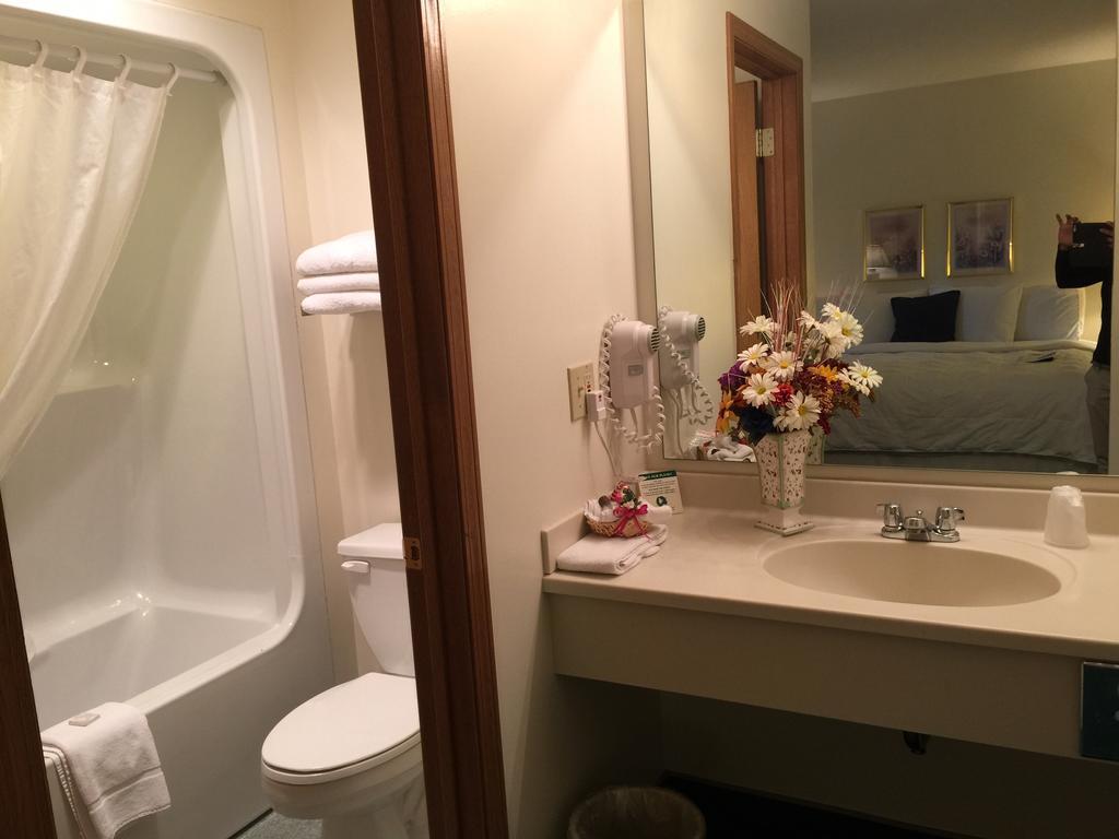 Americas Best Value Inn & Suites - Bluffton Extérieur photo