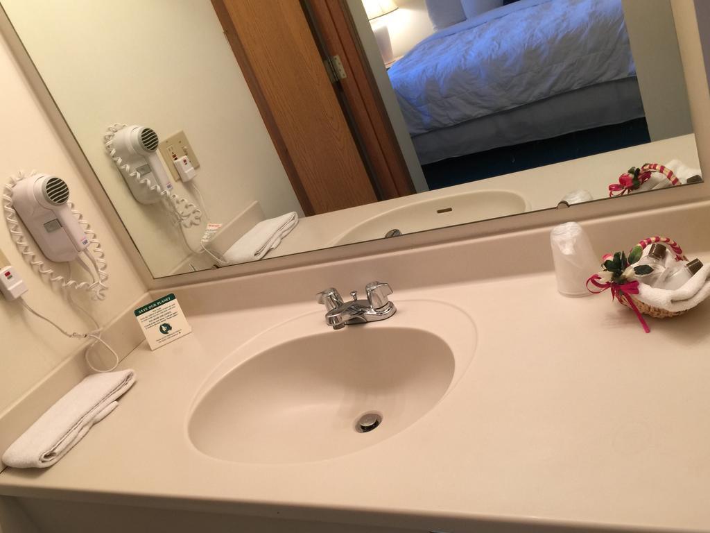 Americas Best Value Inn & Suites - Bluffton Chambre photo