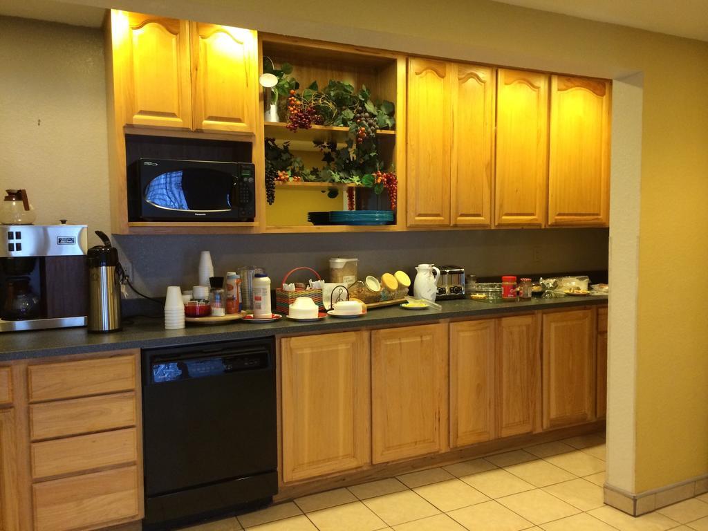 Americas Best Value Inn & Suites - Bluffton Extérieur photo